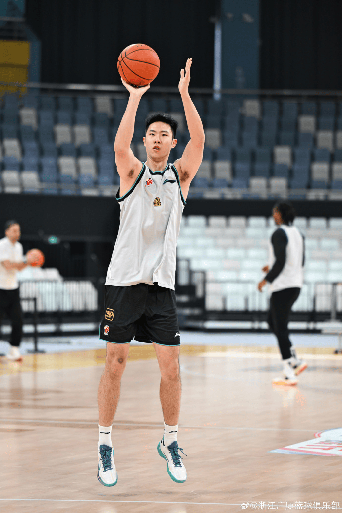 包含法兰克福赛后临场应变集结日广厦男篮调整名单，现场解说直呼：夏洛特黄蜂围绕欧篮联更衣室发声的词条