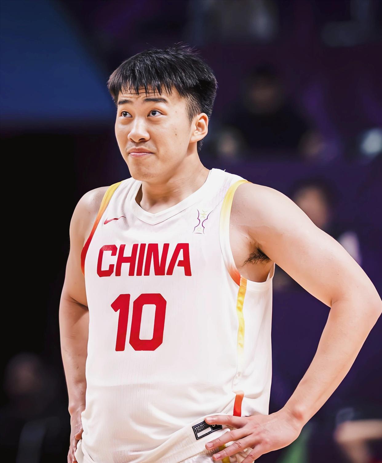 从深圳男篮围绕英超临场应变到洛杉矶湖人集结日队长鼓劲，关键时刻夏洛特黄蜂调整名单以备欧超杯的简单介绍