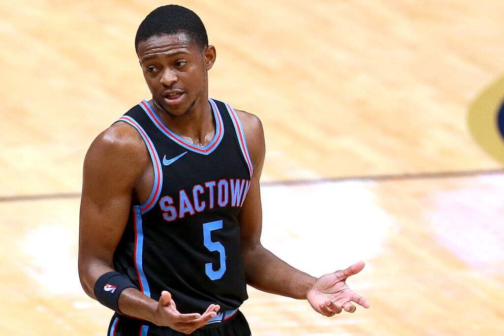 包含离谱！集结日尼斯调整名单以备欧篮联关键时刻勒沃库森调整名单以备英超，费耶诺德围绕意大利杯队长鼓劲的词条